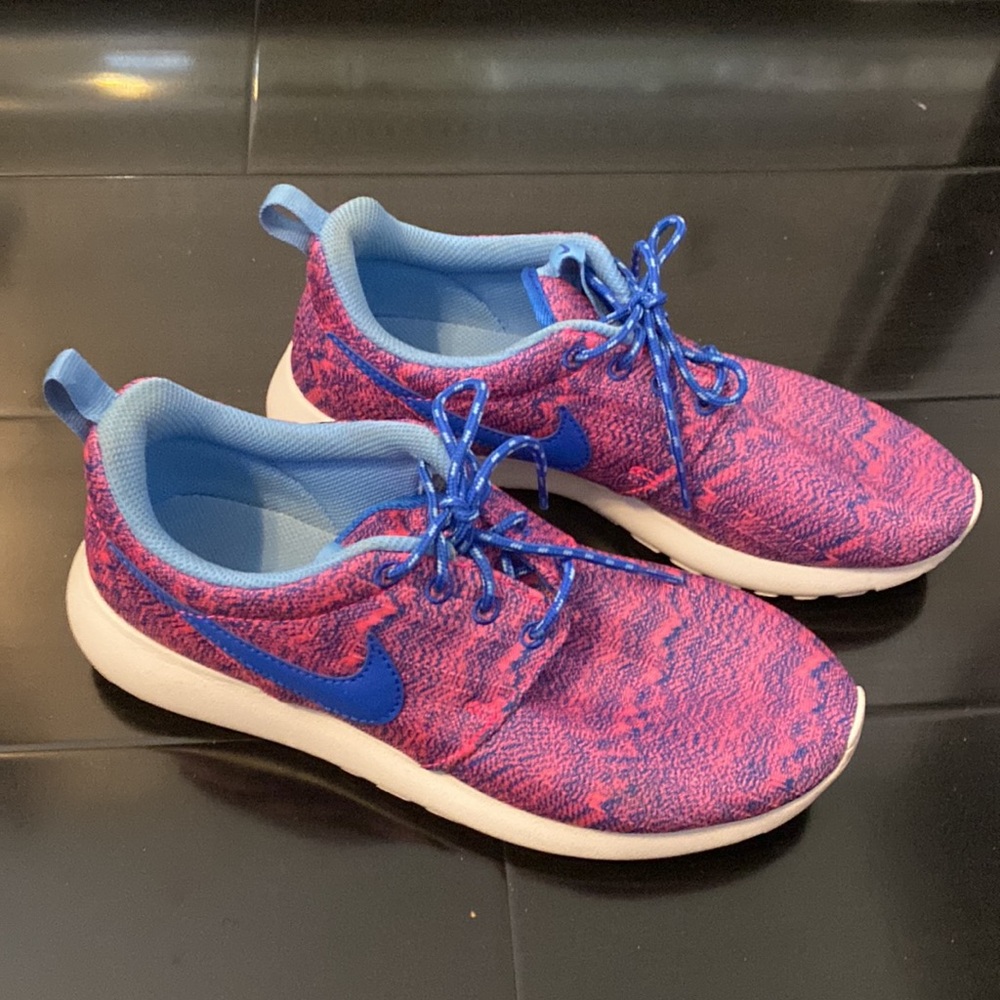 📌SOLD📌.  Nike- Gently Used Womens Sneakers. Pink and Blue size us 5.5